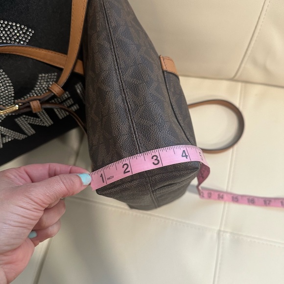 Michael Michael Kors
MORGAN MESSENGER IN SIGNATURE PRINT - Picture 14 of 15